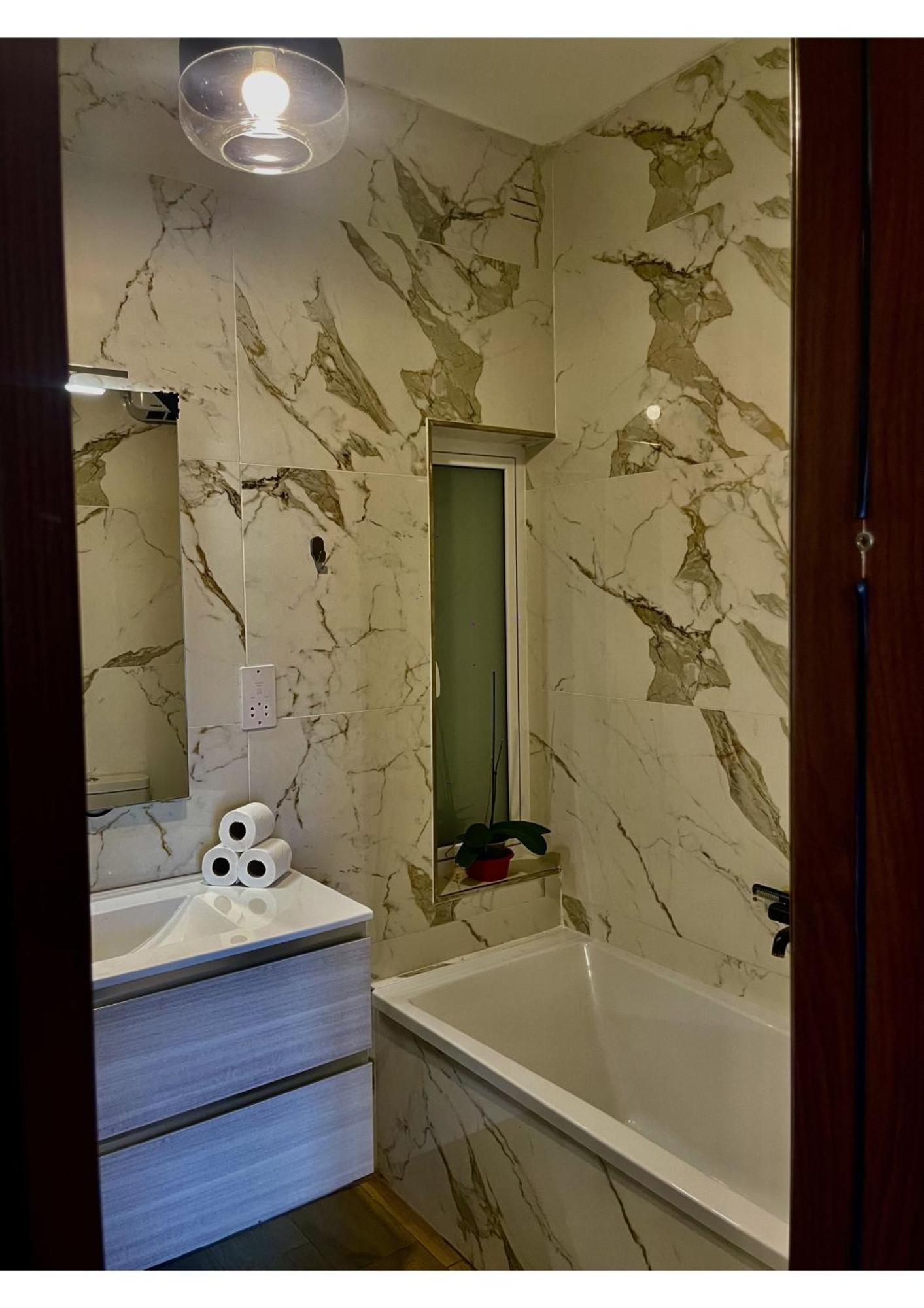 Airport Accommodation Bedroom With Bathroom Self Check In And Self Check Out Air-Condition Included Mqabba Екстериор снимка